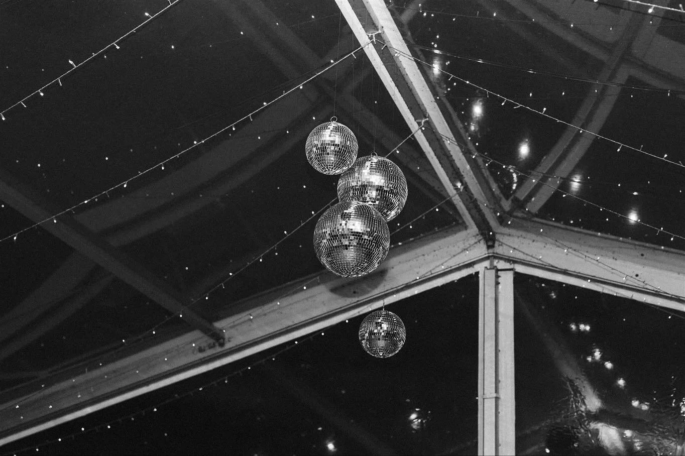 Mirror disco balls, a tattoo bar, love notes from their students and a cheeky cake. Tahlia and Zac’s love-filled day was completely theirs 💕
@lisahaymanphotofilm