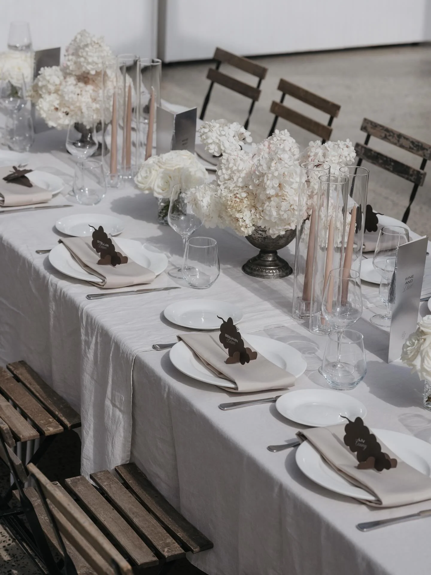 The style &mdash; Muted tones of weathered browns, autumnal leaves, aged silverware and crinkled flax linen against a backdrop of chantilly lace and satin.
Florals en-masse, but with restraint took centre stage upon the tables while modern silver men