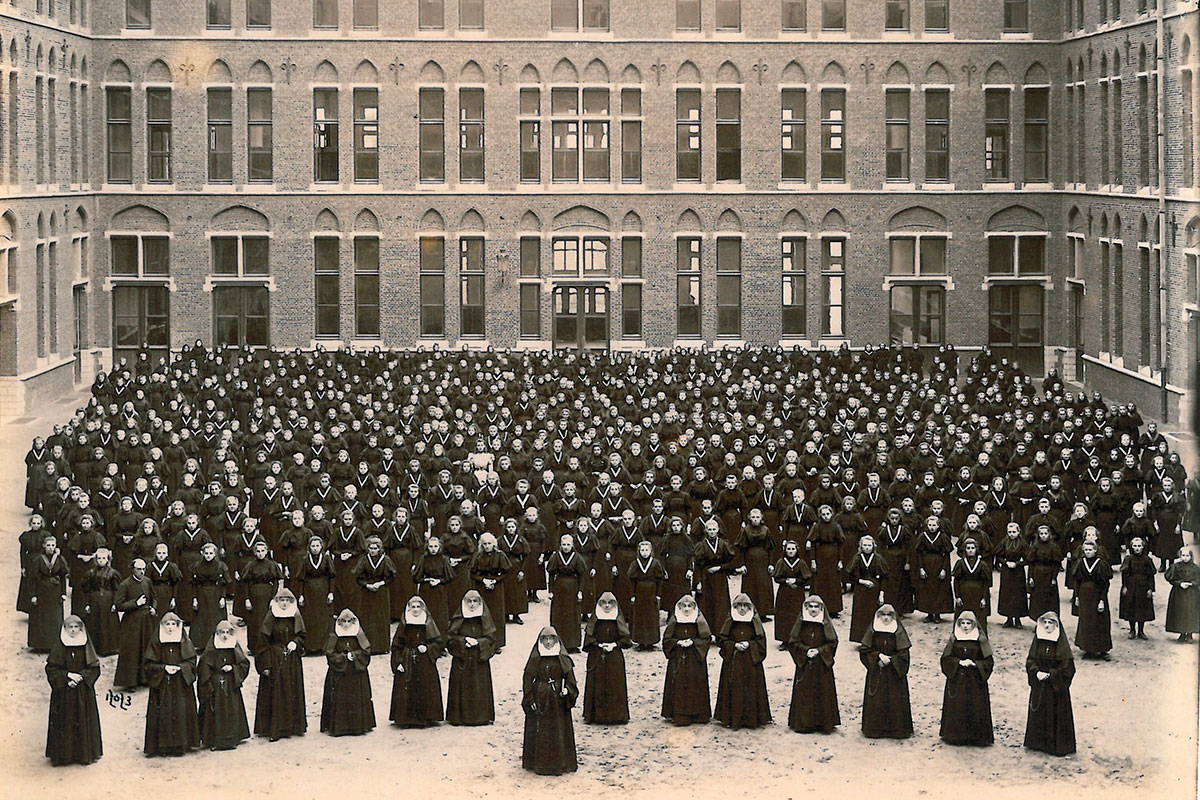 Zusters en leerlingen binnenplein HELLEPUTTEVLEUGEL HEILIG HARTINSTITUUT 1896 CEGAH