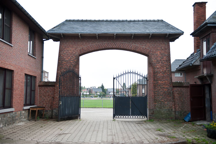  Toegangspoort boerderij Heilig Hartinstituut.&nbsp; Gezicht vanaf het erf. Foto Pieter Baert 2010. CEGAH 