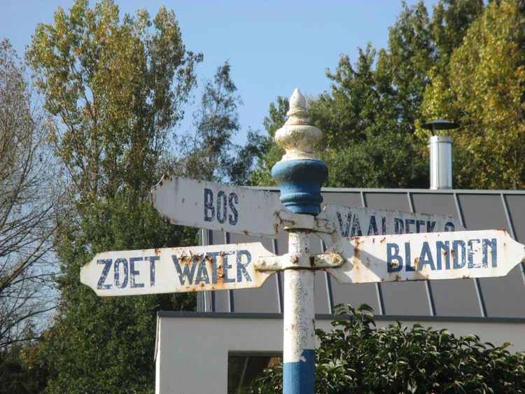 Het Senneke, Vaalbeek, gelegen tussen Het Zoet Water, het bos en Blanden. Wegwijzer. Foto RC.