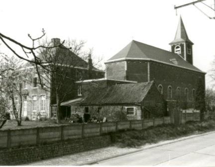  Zicht op de site van kerk, kerkhof en pastorie van Blanden vanaf de Kartuizerstraat. Foto GHKOH. 