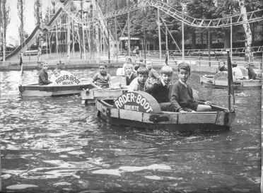  Pretpark 'Luna Park', drie generaties in handen van de familie Duchesne, De Leuvense fietsenfabrikant werd in de jaren 1930 geïnspireerd door een pretpark in hartje PArijs. 