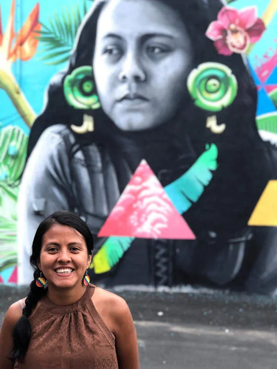 bianca y mural.jpg