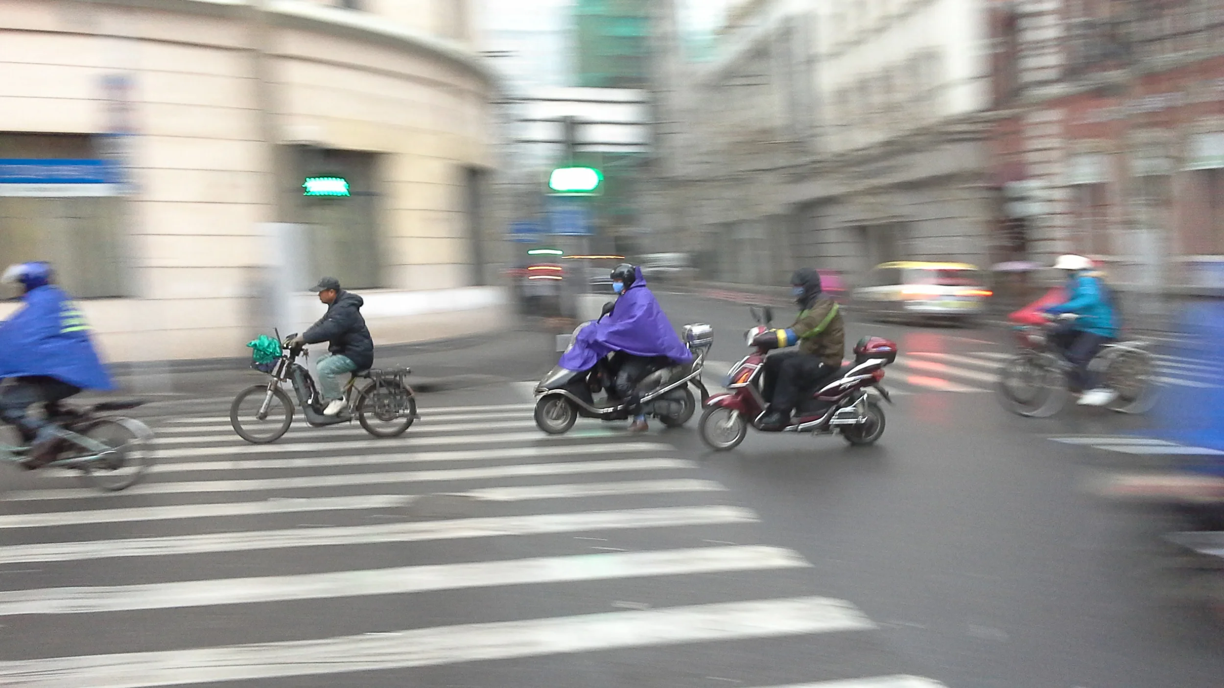 Notice how on rainy days, the wheels of the bikes and scooters sound 'sticky' on the wet streets. 观察下在下雨时,各种车辆的轮胎骑压在潮湿的路面上会产生一种粘湿的声音。
