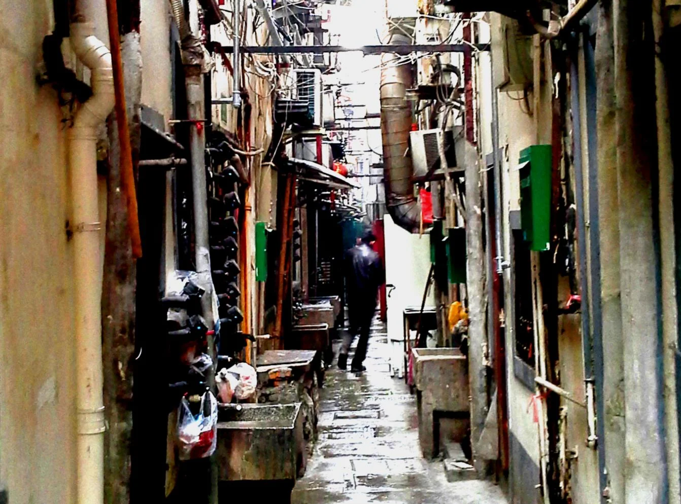 Buffered from the street noise, you can find some relative quiet down Shanghai's traditional lilong. 隔离着街路的吵闹,随着上海传统的里弄,您也可以在都市里寻回些珍贵的宁静。