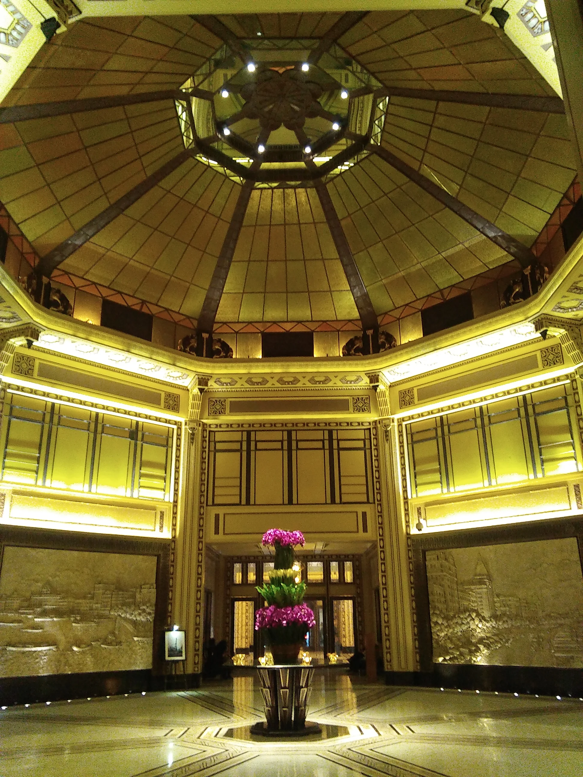Jazz floats down the main hallway of the Peace Hotel like a fading memory of a bygone era. 如那渐渐消失的昔日岁月,爵士音乐的气氛也在和平酒店的大堂里缓缓地飘动着 。