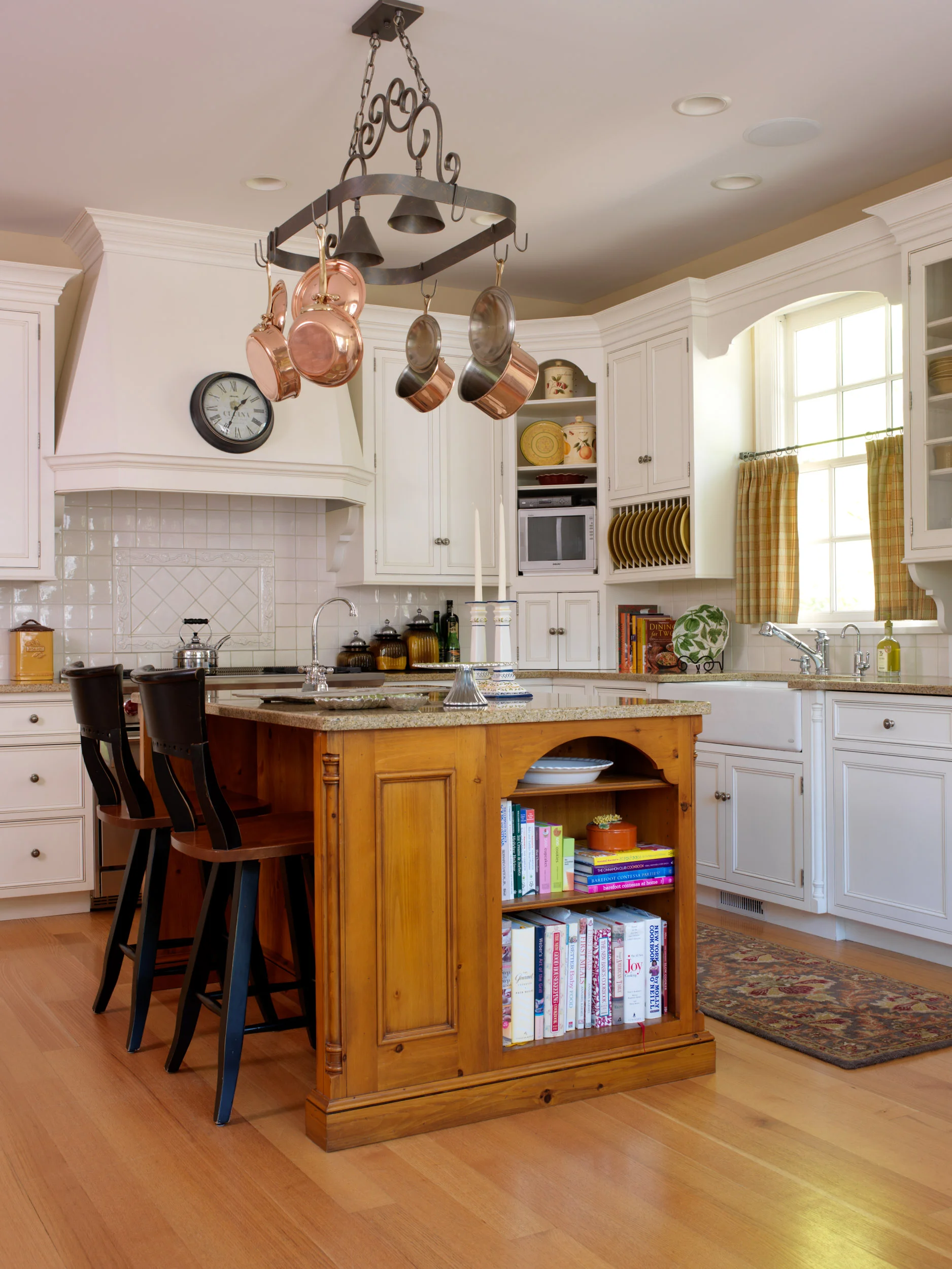 hubbard-woods-colonial-kitchen-interior-design.jpg