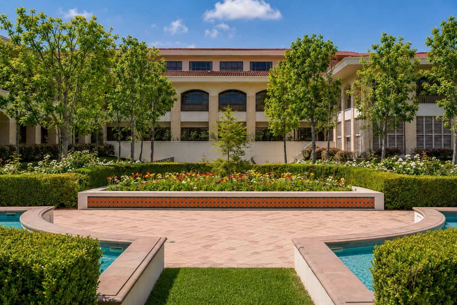 Landscaped courtyard garden at The Park Calabasas.