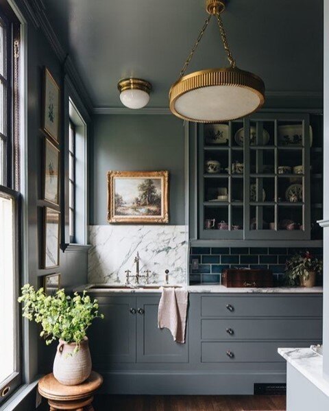 you don't always have to do a white kitchen - will share some of my own dark kitchen soon!  point proven by @jeanstofferdesign ⠀⠀⠀⠀⠀⠀⠀⠀⠀
⠀⠀⠀⠀⠀⠀⠀⠀⠀
#interiordesign #design #interior #homedecor #architecture #home #decor #interiors #homedesign #art #in