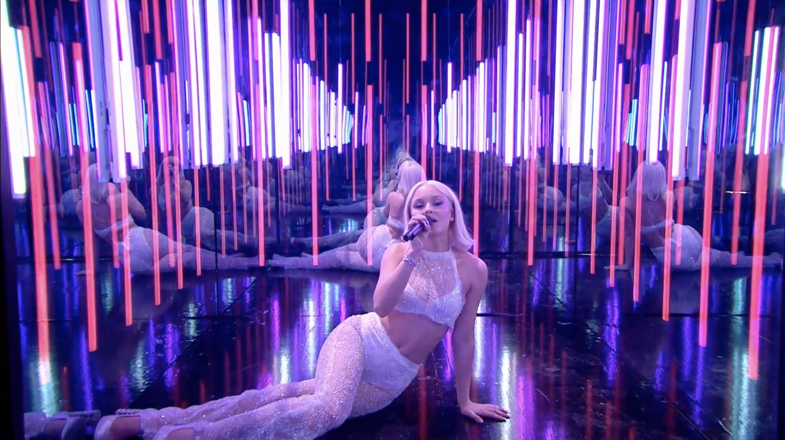 ZARA LARSSON X X-FACTOR PERFORMANCE