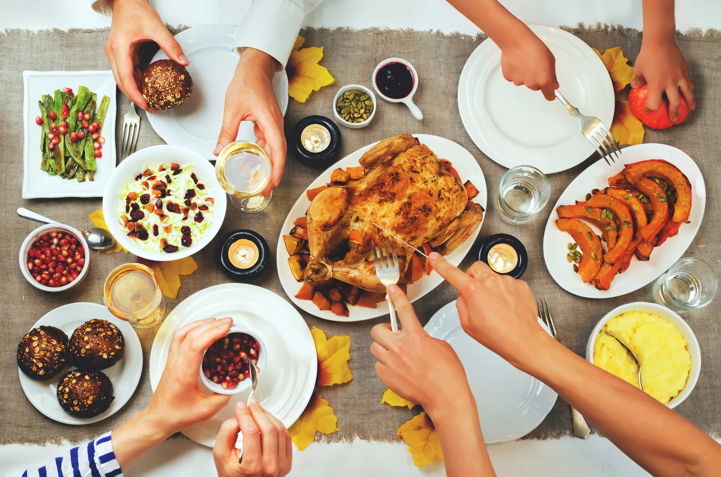 autumn-thanksgiving-main-dish-celebration-family-P9RRV35.jpg
