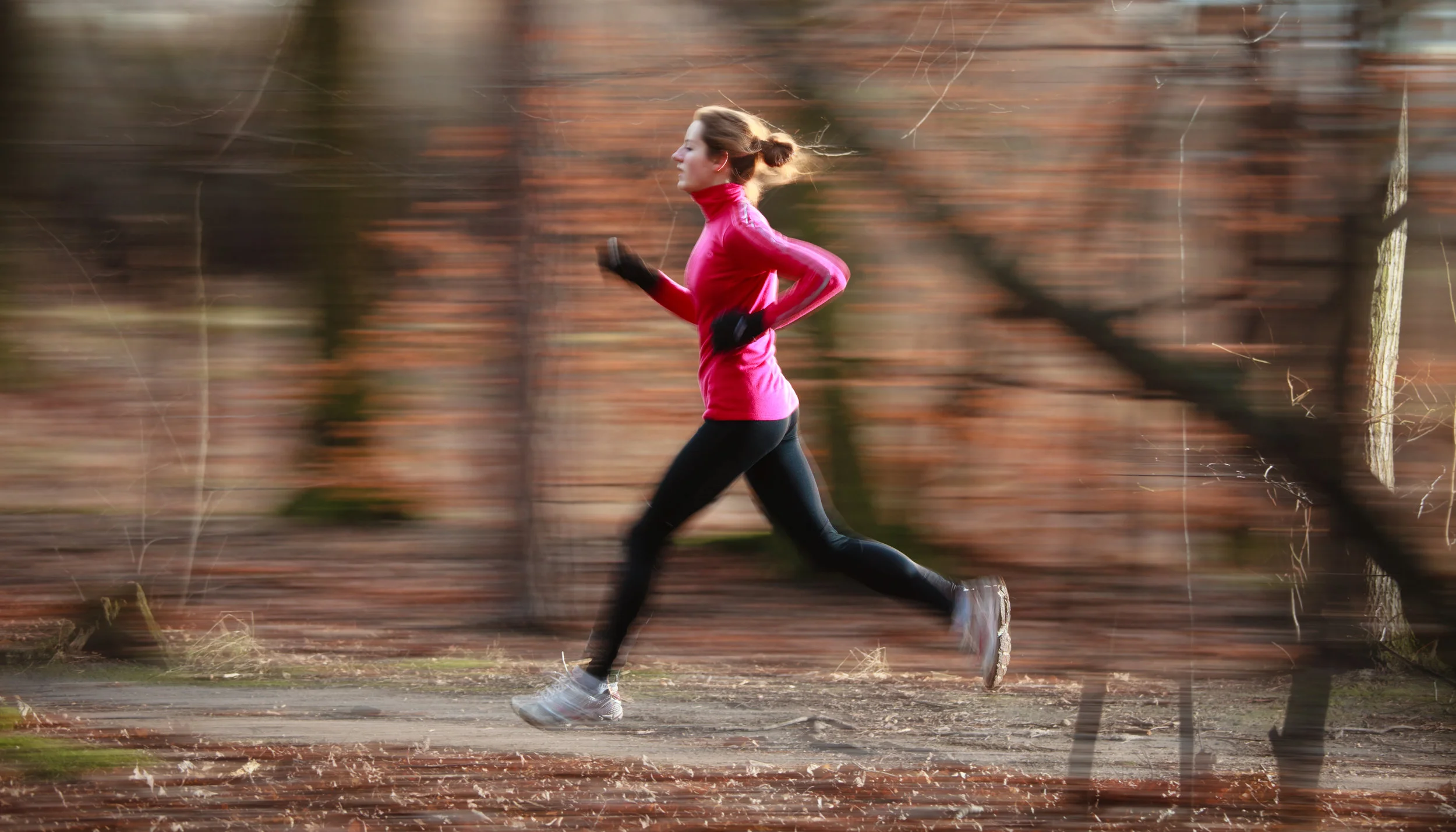 young-woman-running-outdoors-in-a-city-park-on-a-P63R4SV.jpg