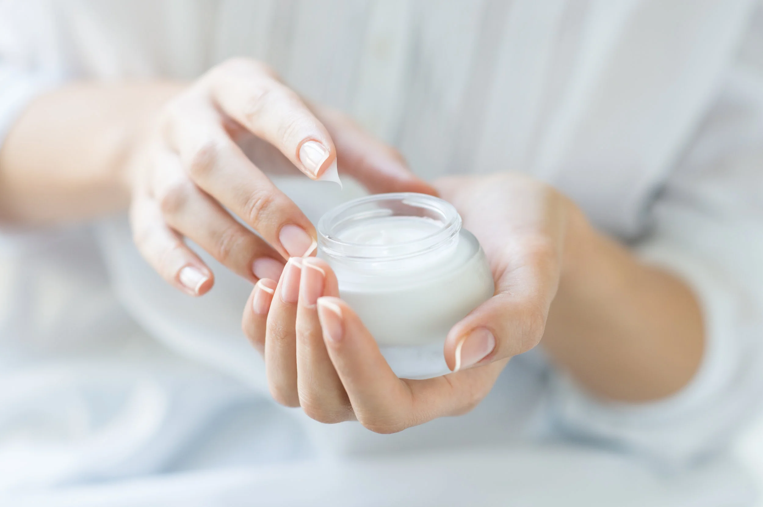 beautiful-woman-hands-applying-moisturizer-P7V3VXQ.jpg