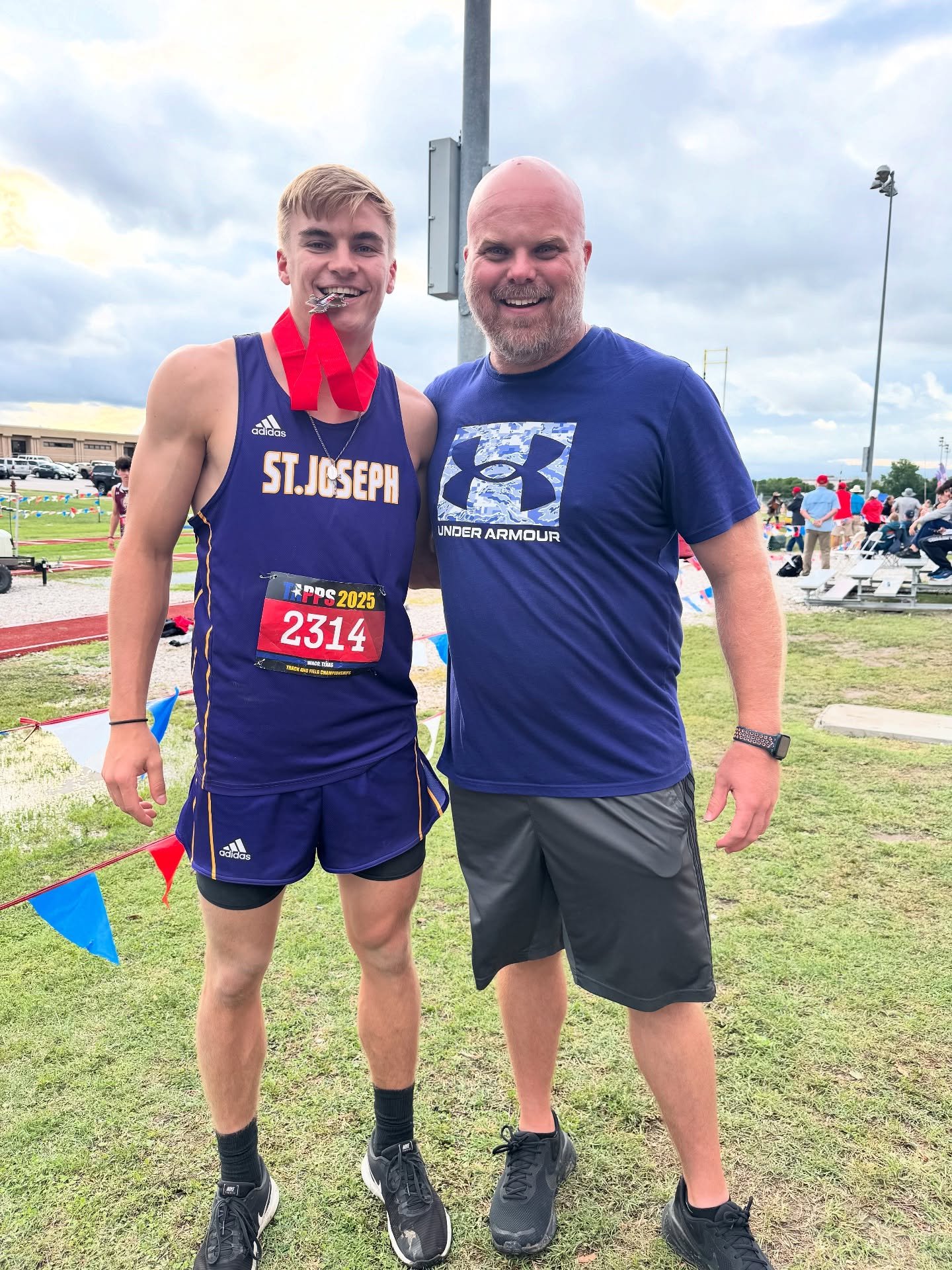 Our first medal at State in 2025!
🥈
@najvar_8 got silver in Long Jump with a PR of 21’2.75” in his final jump
I’m incredibly proud of him & so happy he got to see his four years of jumping work pay off!
Running events tomor