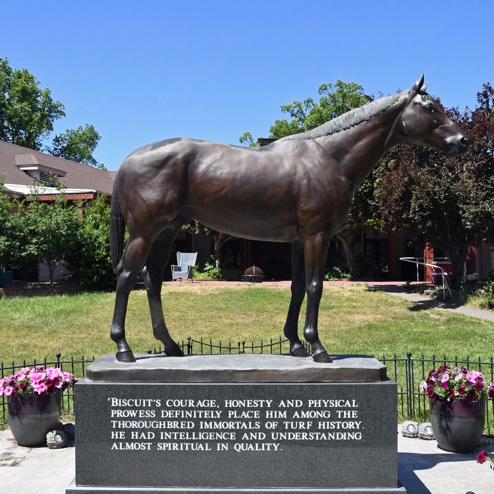 A003-Seabiscuit%27s+Statue+sits+in+front+of+the+one-time+home+to+the+Howards.jpg