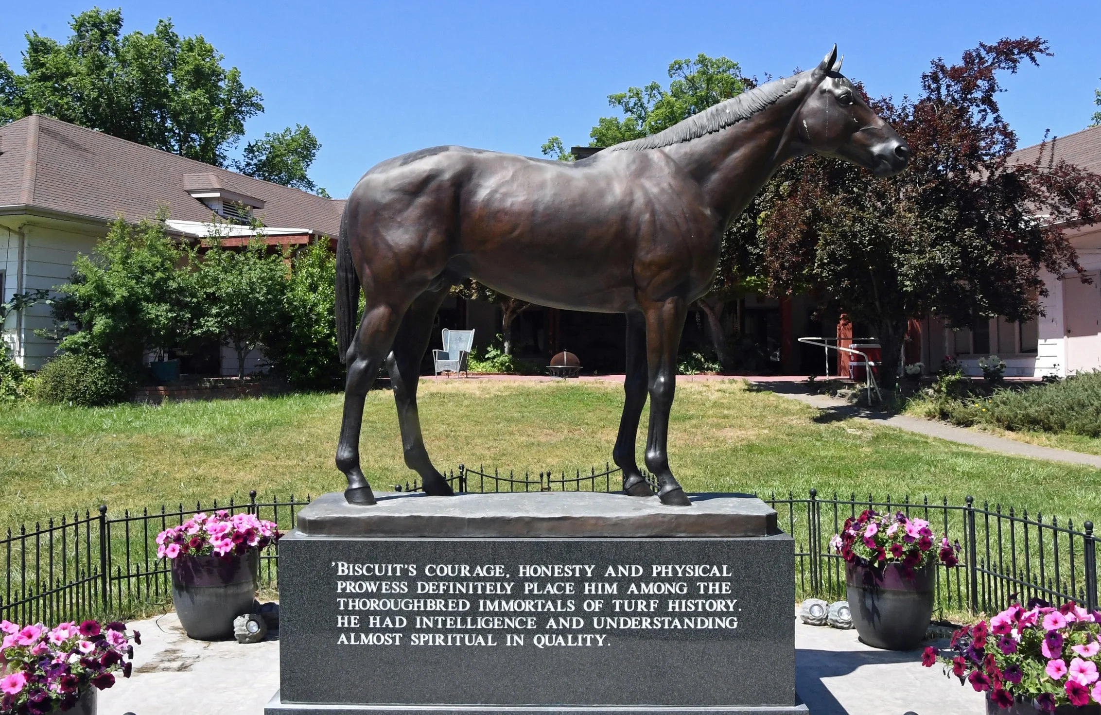 A003-Seabiscuit%27s+Statue+sits+in+front+of+the+one-time+home+to+the+Howards.jpg