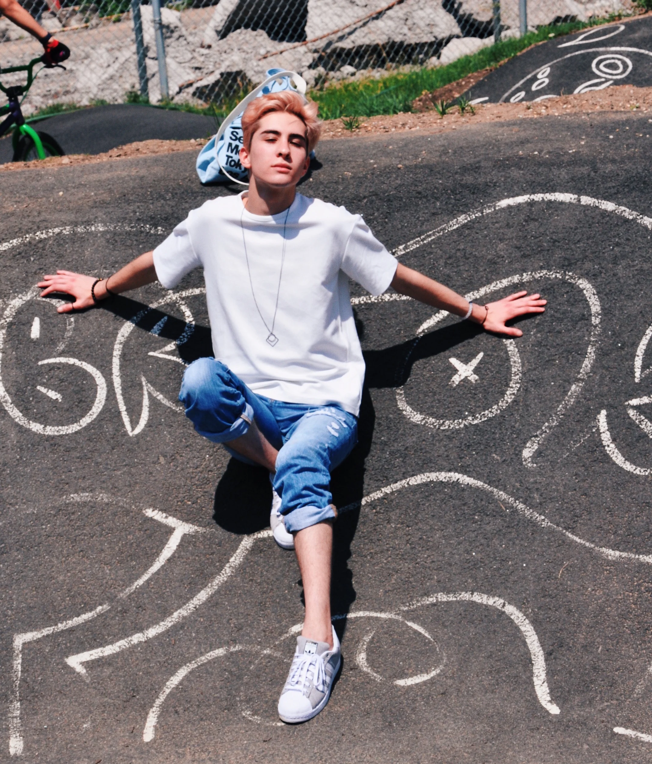 Chilling on the graffiti. 