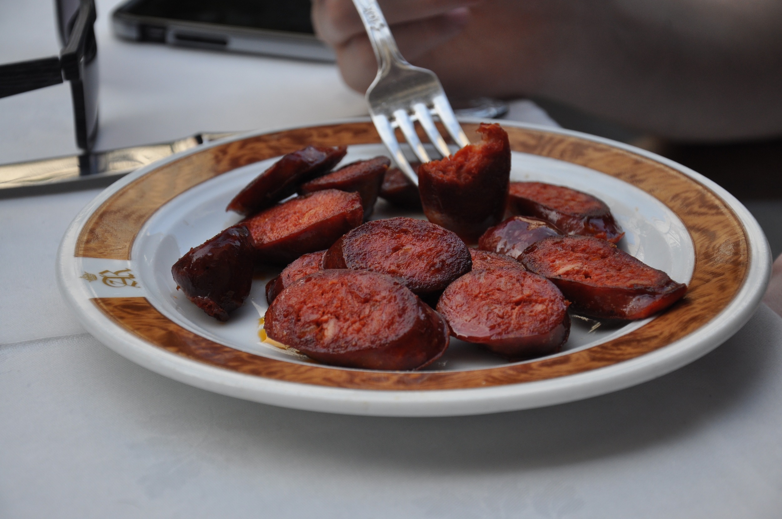 Un chorizo barbacoa casera (homemade barbecue chorizo). It's basically BBQ sausage!