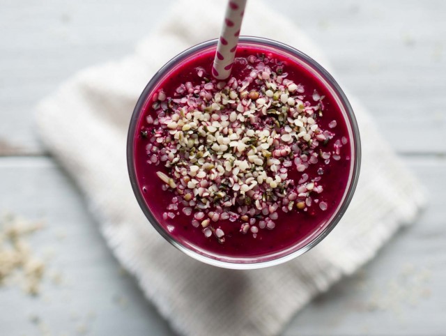 Beet-Smoothie-with-Strawberries-and-Kale-4-640x482.jpg