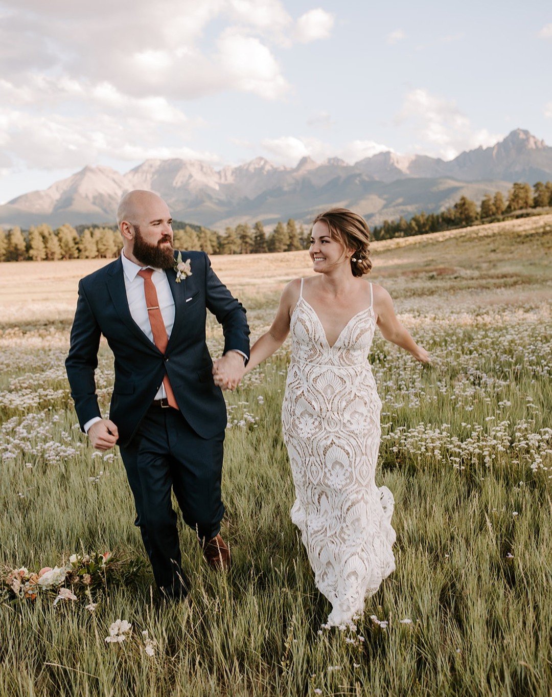 Earth Day seems like as good day a day as any to share some mountain micro wedding goodness! More weddings in the middle of a field with mountains for a backdrop, please and thank you 😊