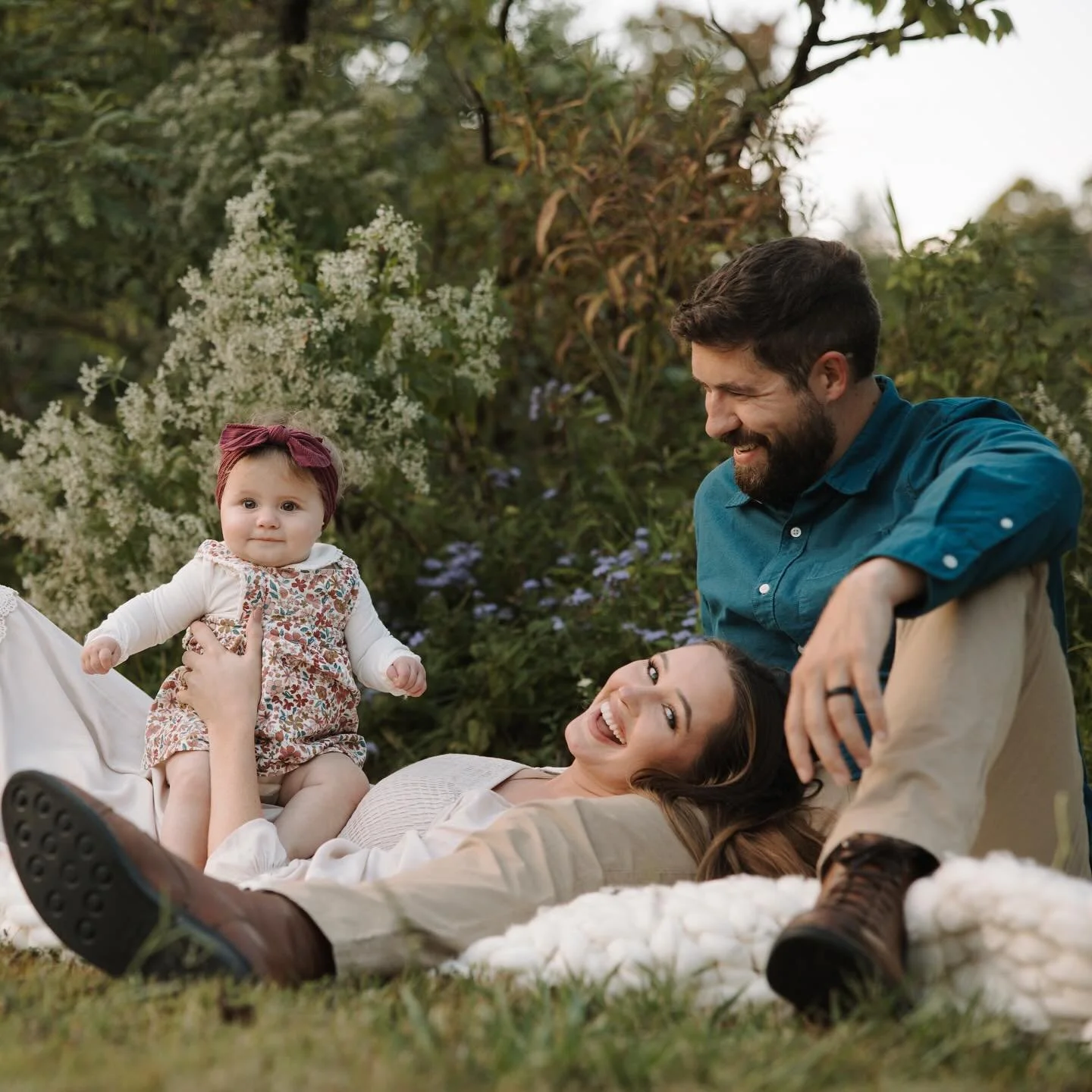 Getting to follow this sweet sweet family from engagement, to wedding, maternity, and now watching this lil girl grow is just the best 🥹🥰