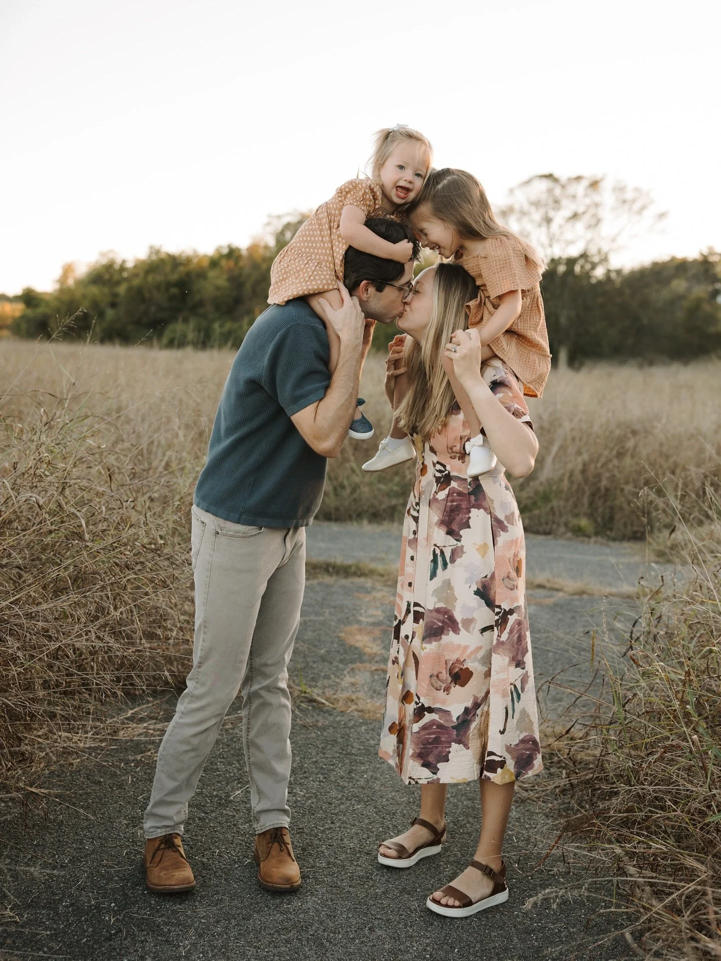 Yes I do family photos, no I don&rsquo;t always remember to share them, but I sure love the little moments, milestones, and memories of a simple family session 🥰