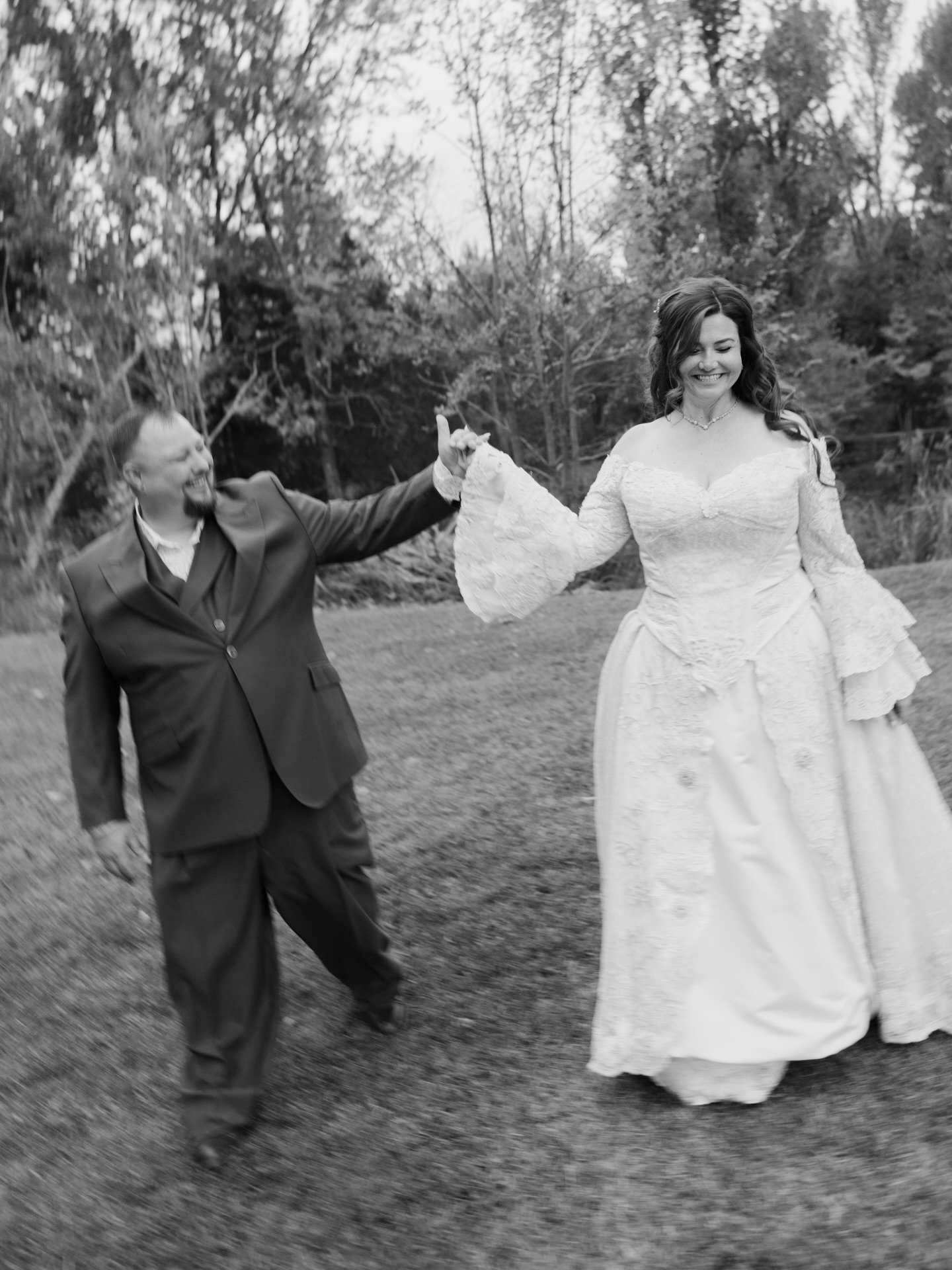 Wrapped up the last of my October weddings while it&rsquo;s starting to snow - take me back to days like this, actually specifically to this day because it was perfect 🥰