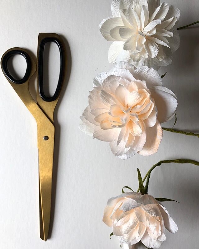 Paper climbing roses. In my tutorial for @theposeybox , I talk about creating four phases of the rose: bud, beginning to bloom, full bloom, and fading. The rose itself is simple, but it&rsquo;s funny how complex it looks when you bring different stag