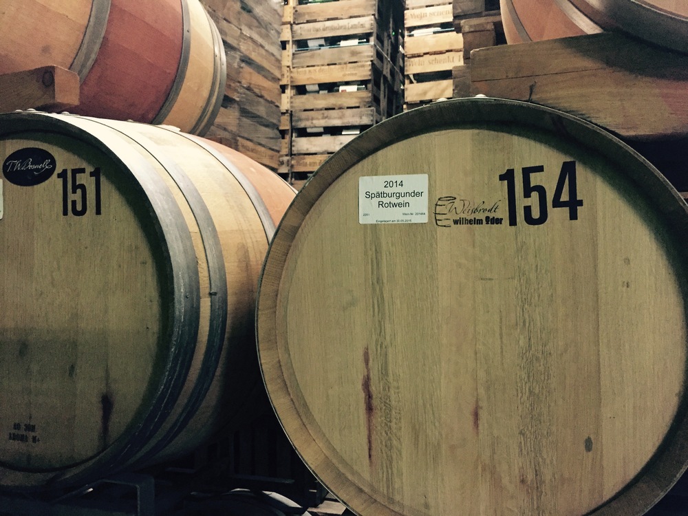 Es ist uns eine Freude, Ihnen einen Neuzugang auf unserer Weinliste präsentieren zu dürfen: Erstmals haben wir einen selektierten Teil unseres 2014er Spätburgunders in jungen Barriques ausgebaut. Dieser kräftige und charaktervolle Rotwein, getauft auf den Namen Spätburgunder Réserve, besticht nicht nur durch seine kräftige Farbe und Harmonie. Auch in den kommenden Jahren weiß dieser Wein mit zunehmender Flaschenreife zu begeistern. Parallel haben wir unseren 2014er Blauen Spätburgunder trocken in Magnum-Flaschen abgefüllt. Diese können Sie mit der Bestellnummer 1420-M zu je 14,-€ je 1,5l. Flasche erwerben. In Kombination mit einem passenden Präsentkarton bieten wir Ihnen hiermit eine ganz besondere Geschenkidee für die anstehenden Festtage