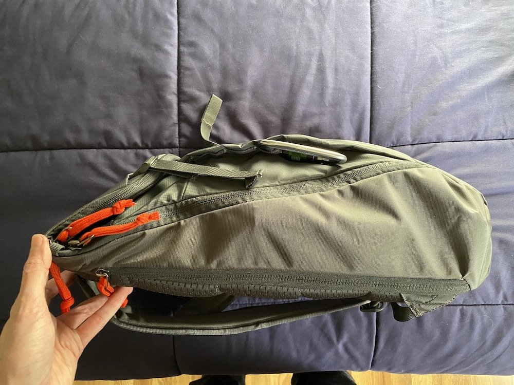  Except for the top pocket, all of the zippers on the Thule EnRoute open on one side.  