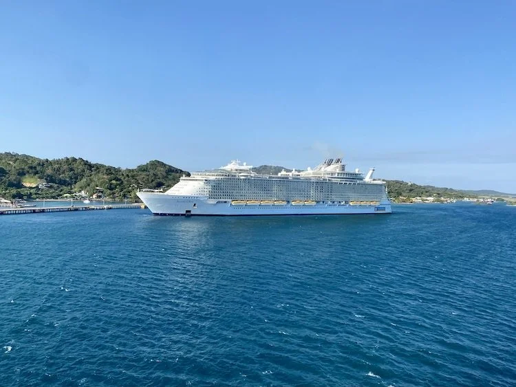  Another cruise ship blocks the beautiful view of Roatán. 