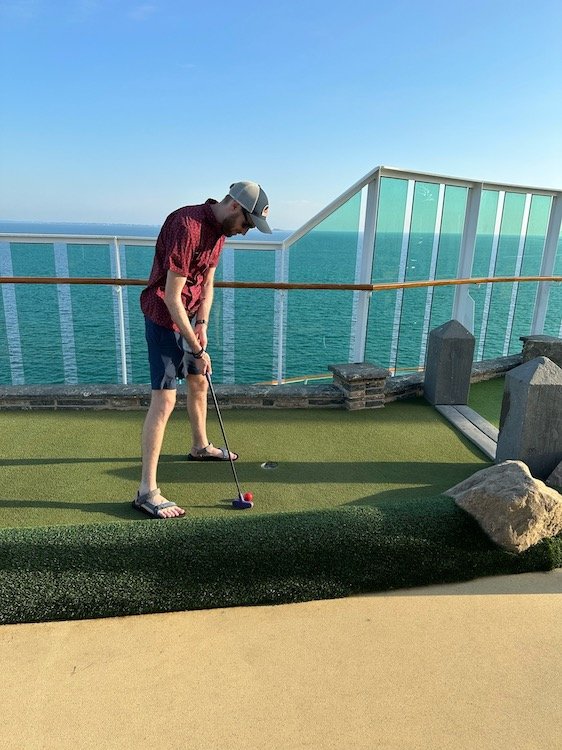  Playing minigolf on the top deck of a cruise ship is a great way to procrastinate. 