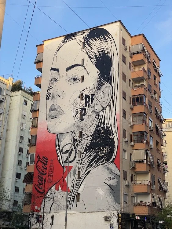  Another mural in Komuna e Parisit. 