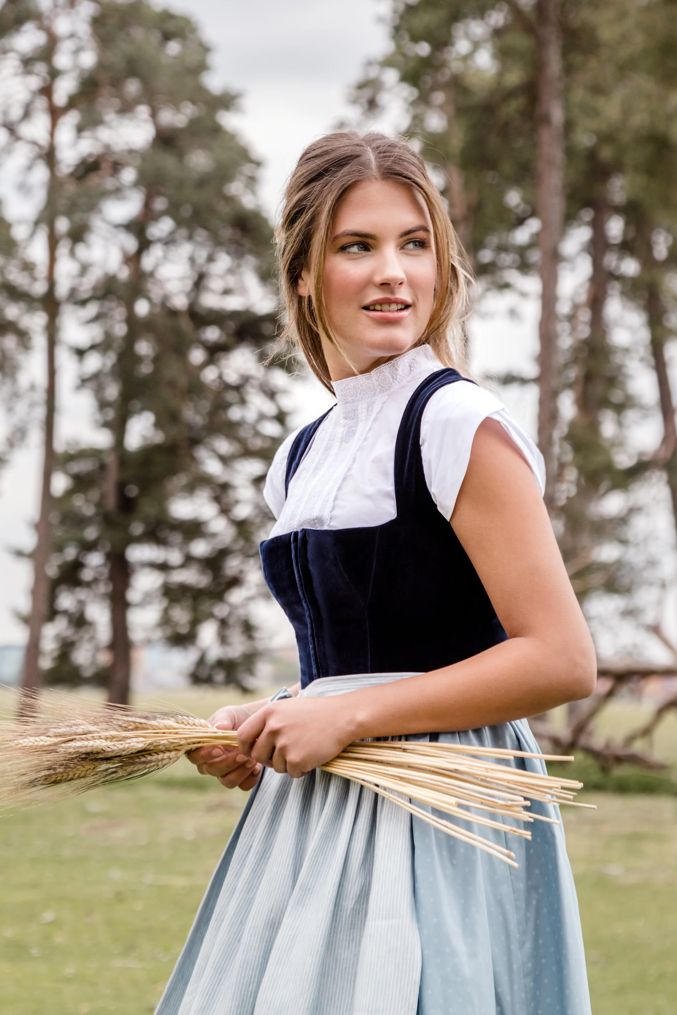 ClaraDorothea_Catharina_Samt_nachtblau_BWRock_hellblau.jpg