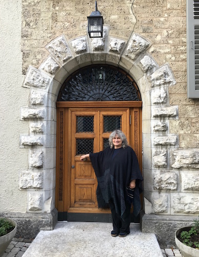 Lara Newton at the front door of the Psychology Club Zürich.