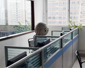 影响工作   员工形象很重要，销售、秘书、设计师等重要职位都是痘坑脸可望不可求的工作。