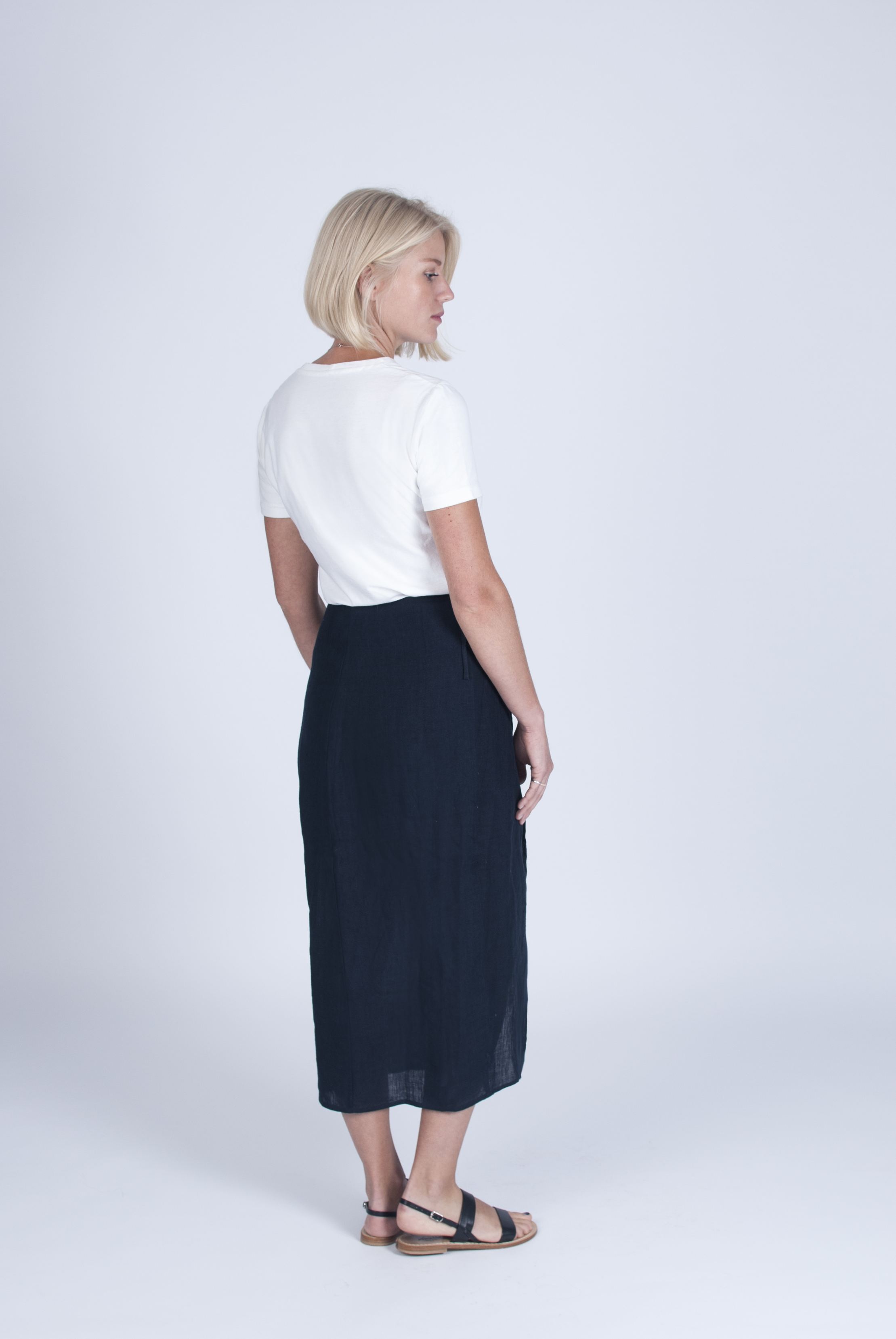 Pared-back navy linen skirt in sustainable fabrics.