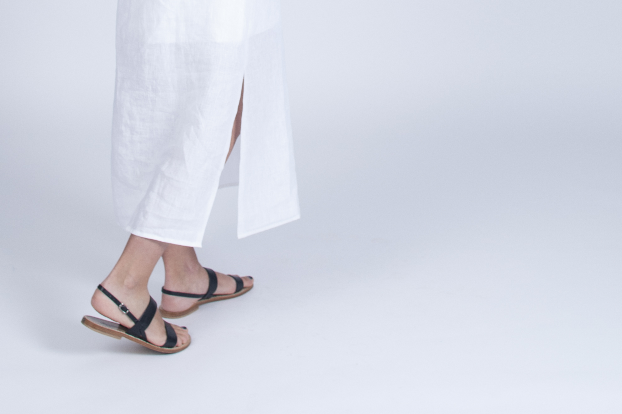 Midi dress in white linen.