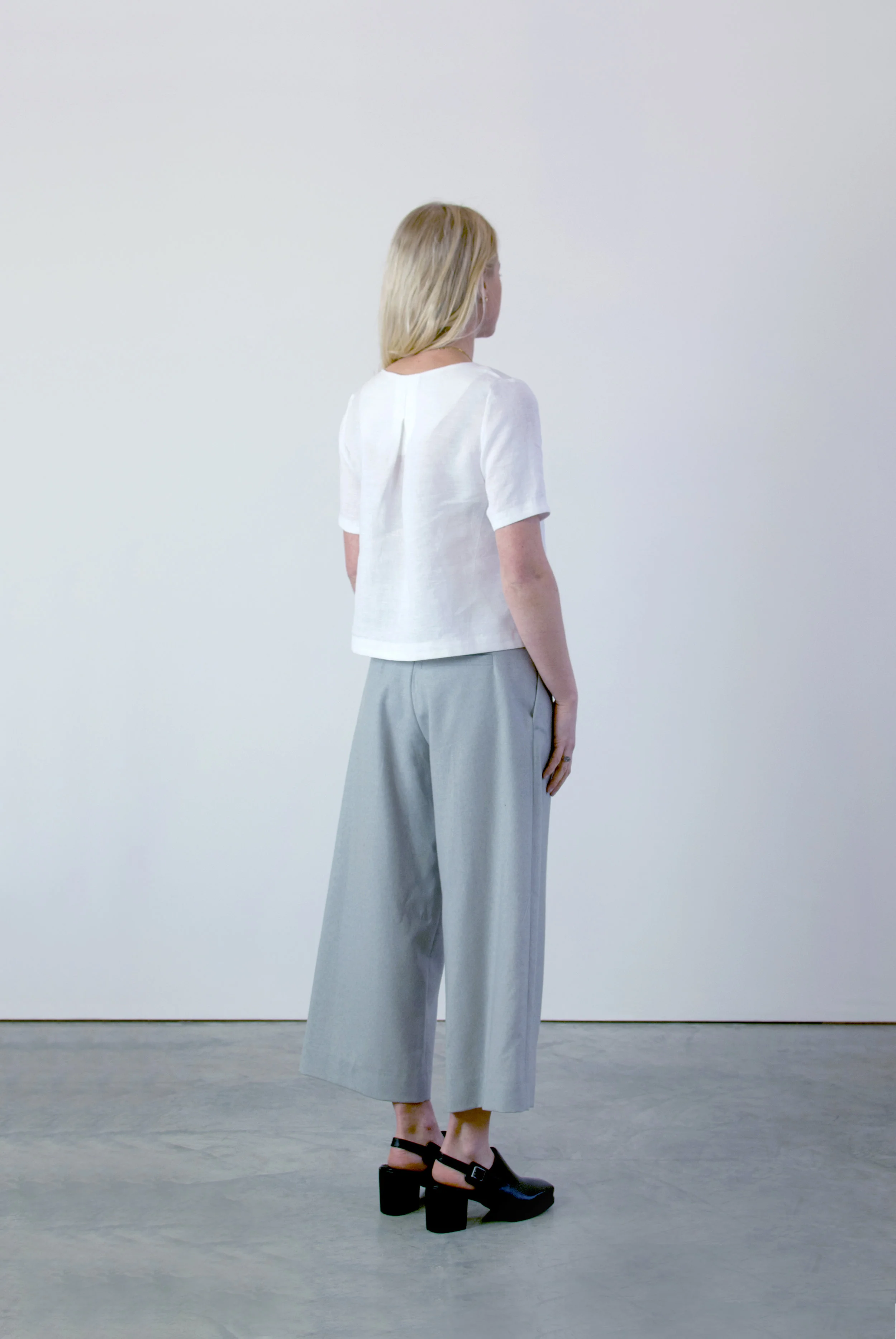 Inverted box pleat in linen shirt