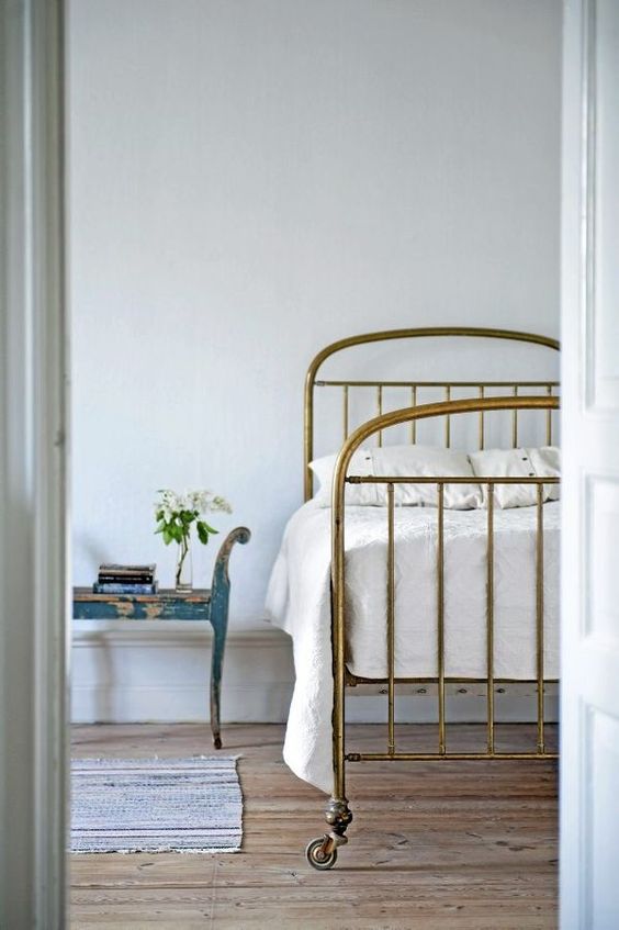 antique-bed.jpg