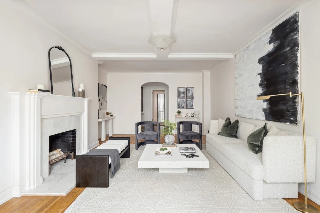 Traditional charm using white, black, and gold⁣
414 E 52nd St. 
Agent: @justinmartinez 

#stagedny
#homestosell 
#homedecor
#stagingtosell
#NYstaging
#homestagingtips
#NYinteriorstylist
#propertystylist
#modernhomeideas
#inspotoyourhome
#stagingsells