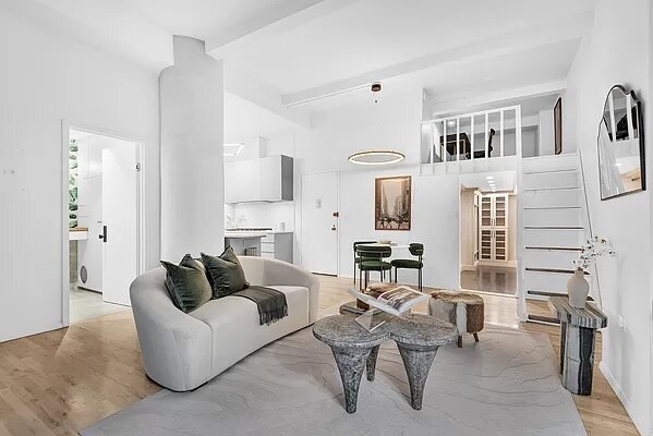 Check out a recent studio apartment we had the pleasure of transforming!⁣
250 Mercer St. 

#stagedny
#homestosell 
#homedecor
#stagingtosell
#NYstaging
#homestagingtips
#NYinteriorstylist
#propertystylist
#modernhomeideas
#inspotoyourhome
#stagingsel