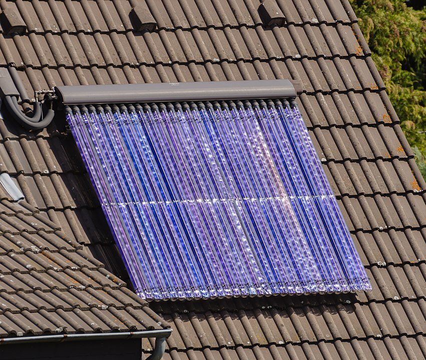 A commercial solar hot water heater. Photo by Norbert Nagel.