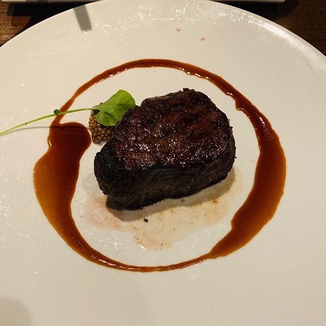 Here is a delicious filet mignon with a side of mac and cheese, saut&eacute;ed spinach and b&eacute;arnaise sauce from Gordon Ramsay Steak in Atlantic City, NJ. 📷: @carys_rita