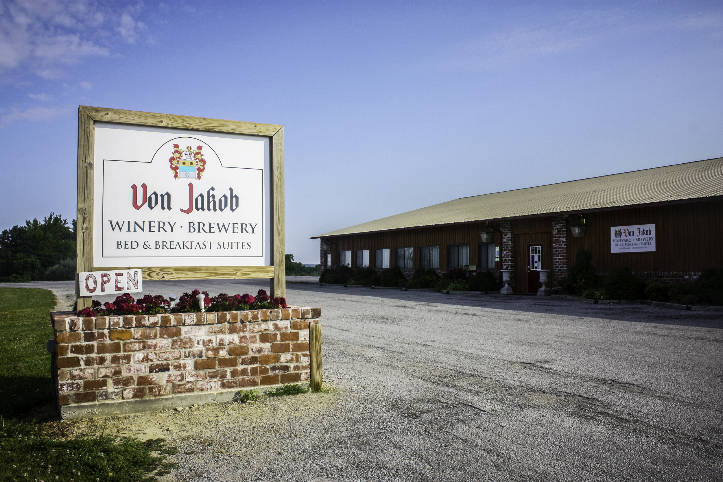 20140801-Front Sign with Front of Building 2.JPG