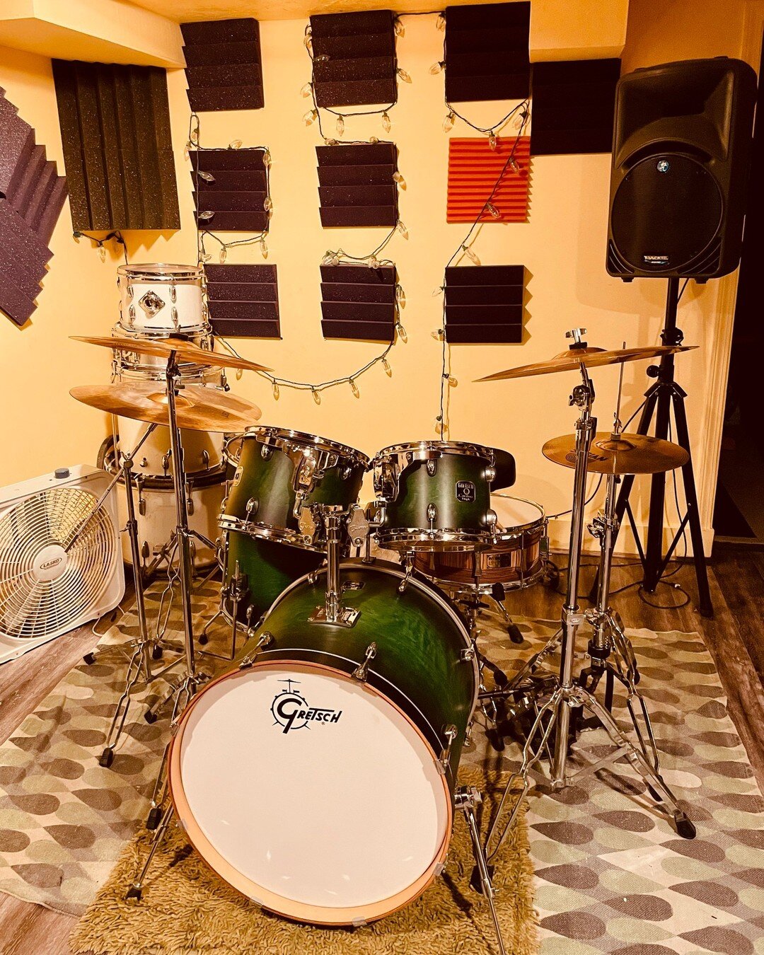 Who's ready to make some beats? We have a brand new house kit!  It&rsquo;s an amazing DW Kit waiting on you! This kit is available for use for both Rehearsals and Recording! 🎶 🥁 🎛 

#MyLadyOnFire #recordingstudio #rehearsalspace #Boston #NewEnglan