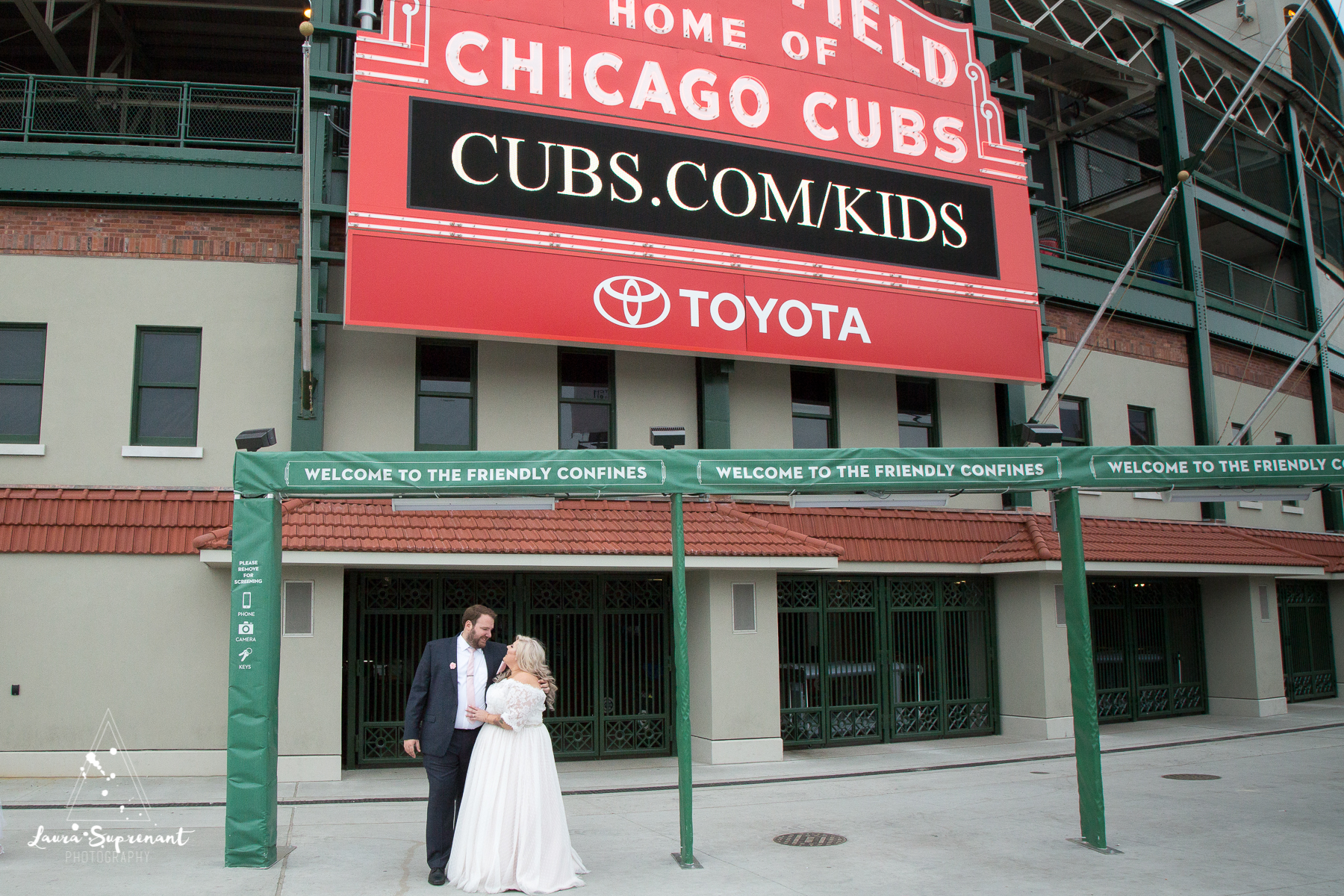 wedding_photography_chicago_wrigley_field_ravenswood_event_center_laura_suprenant (40 of 82).jpg