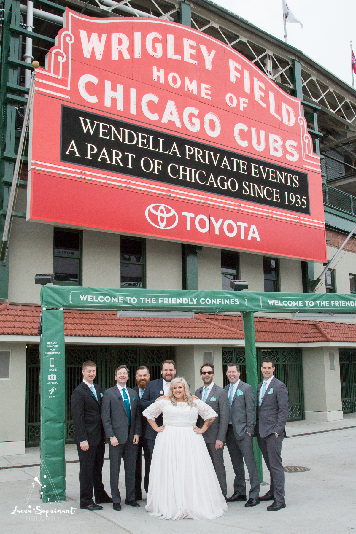 wedding_photography_chicago_wrigley_field_ravenswood_event_center_laura_suprenant (42 of 82).jpg