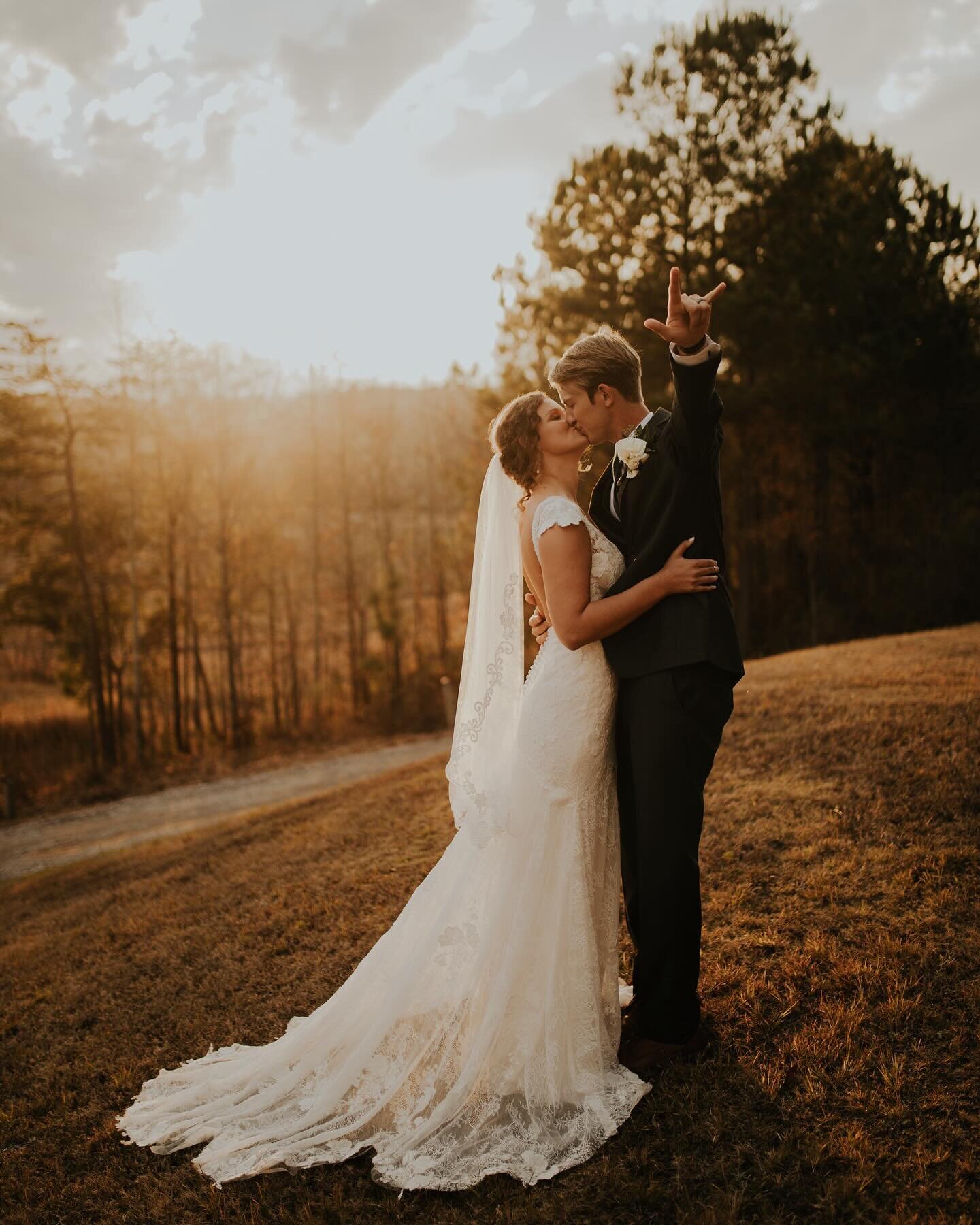 Couldn&rsquo;t have asked for a more perfect golden hour. 🤩✨ Yesterday was too good. 🫶🏻 Congratulations @harleekate @hunter_tolbert !!